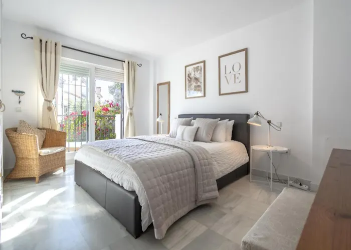Luxury 3 Bed Townhouse In Puerto Banus Hébergement de vacances Marbellac